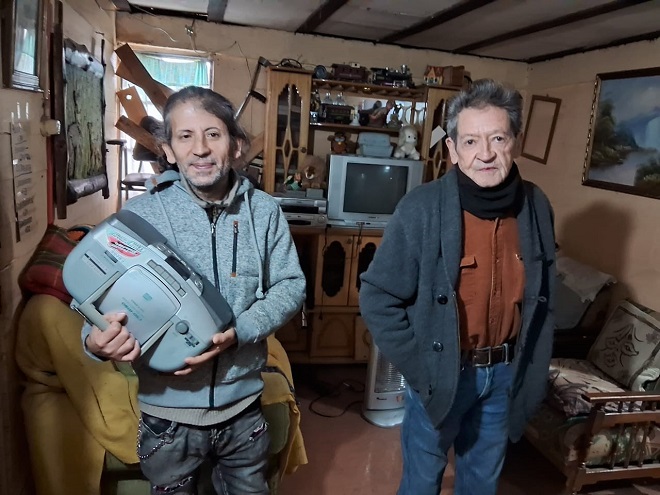 Luis Díaz y su sobrino Johnny muestran la radiocassette que recibieron gracias a Match Solidario.
