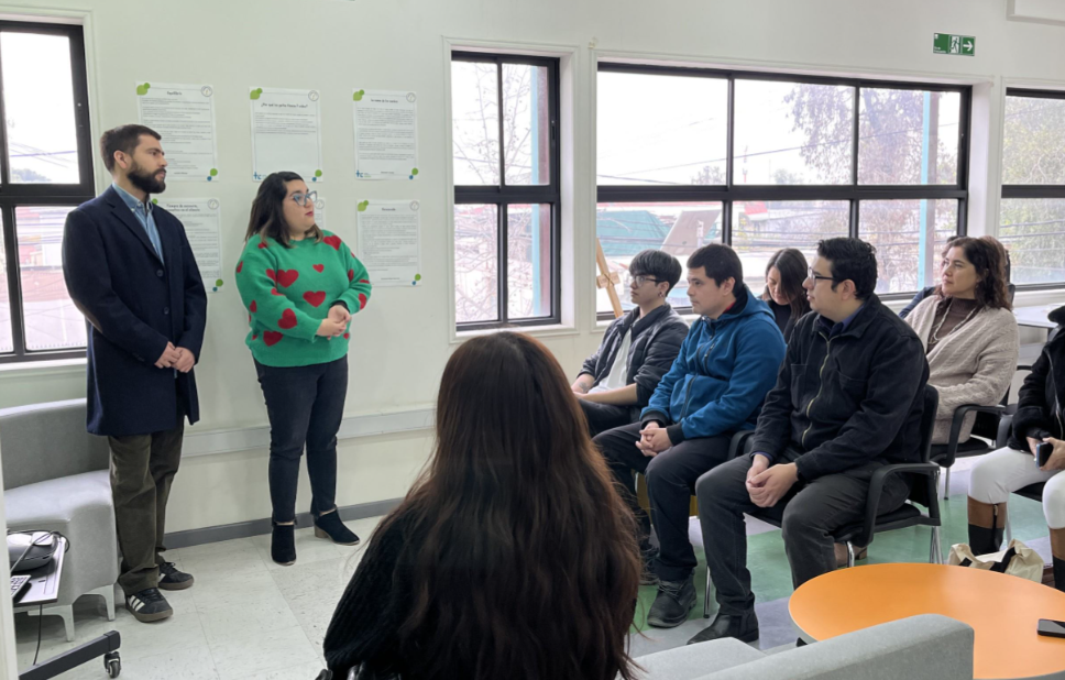 Rafael y ex alumnos de Súmate en el taller "Soltermos la Pluma"