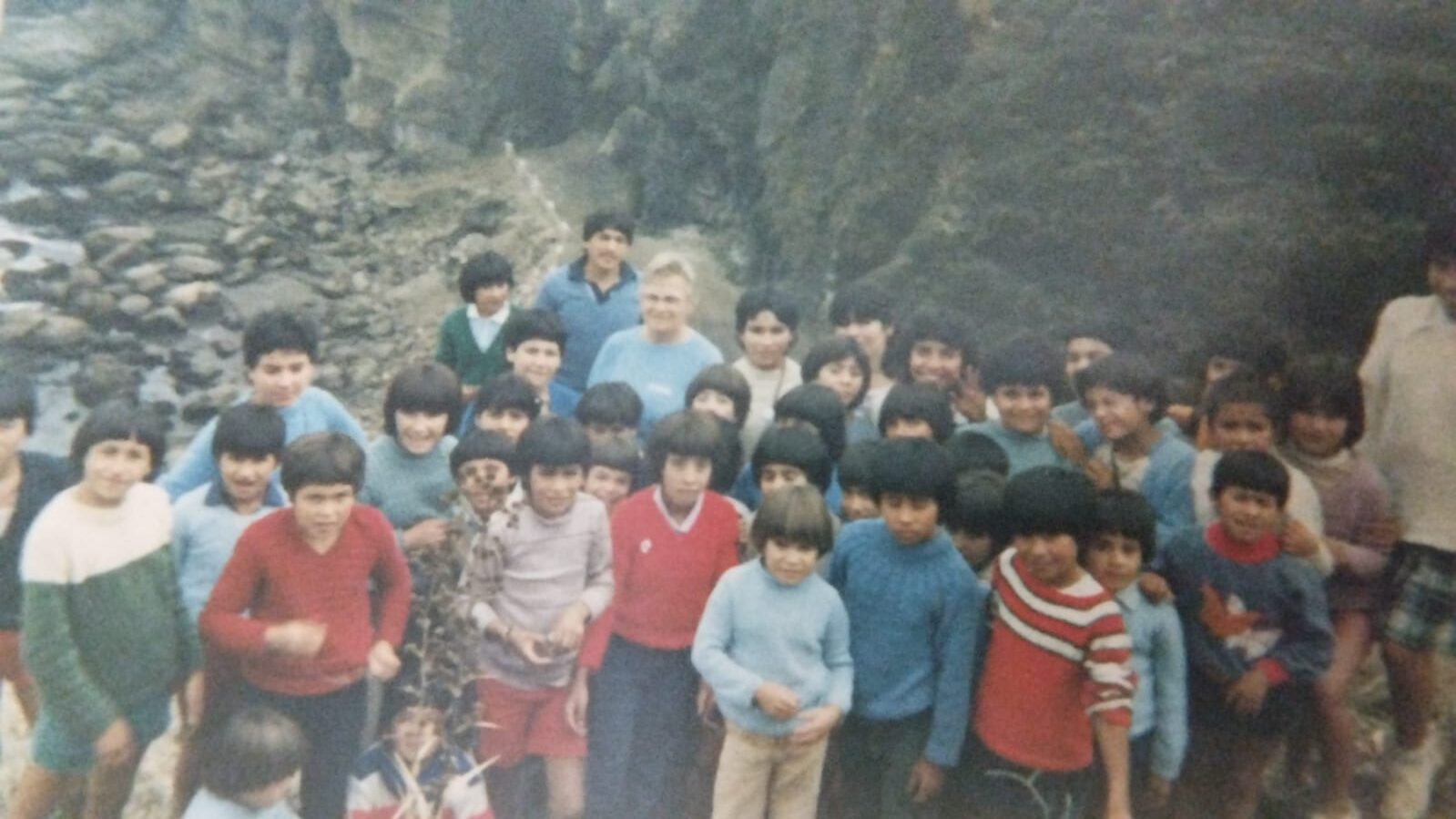 Juanita junto a la Madre Juanita durante un paseo con las niñas y niños del Hogar de Cristo