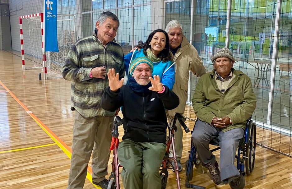 Camila junto a participantes de la Casa de Acogida Padre Josse Van der Rest