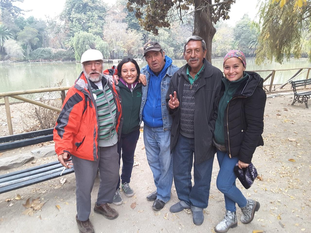 A la izquierda de la imagen, Camila aparece junto a participantes de la Casa de Acogida Padre Josse Van der Rest