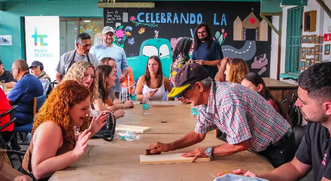 Estudiantes de la Universidad de Bryant, conocieron el trabajo del taller Expreso, en la Casa Josse van der Rest del Hogar de Cristo. La visita se logró gracias a las gestiones de Austral Education Group. 